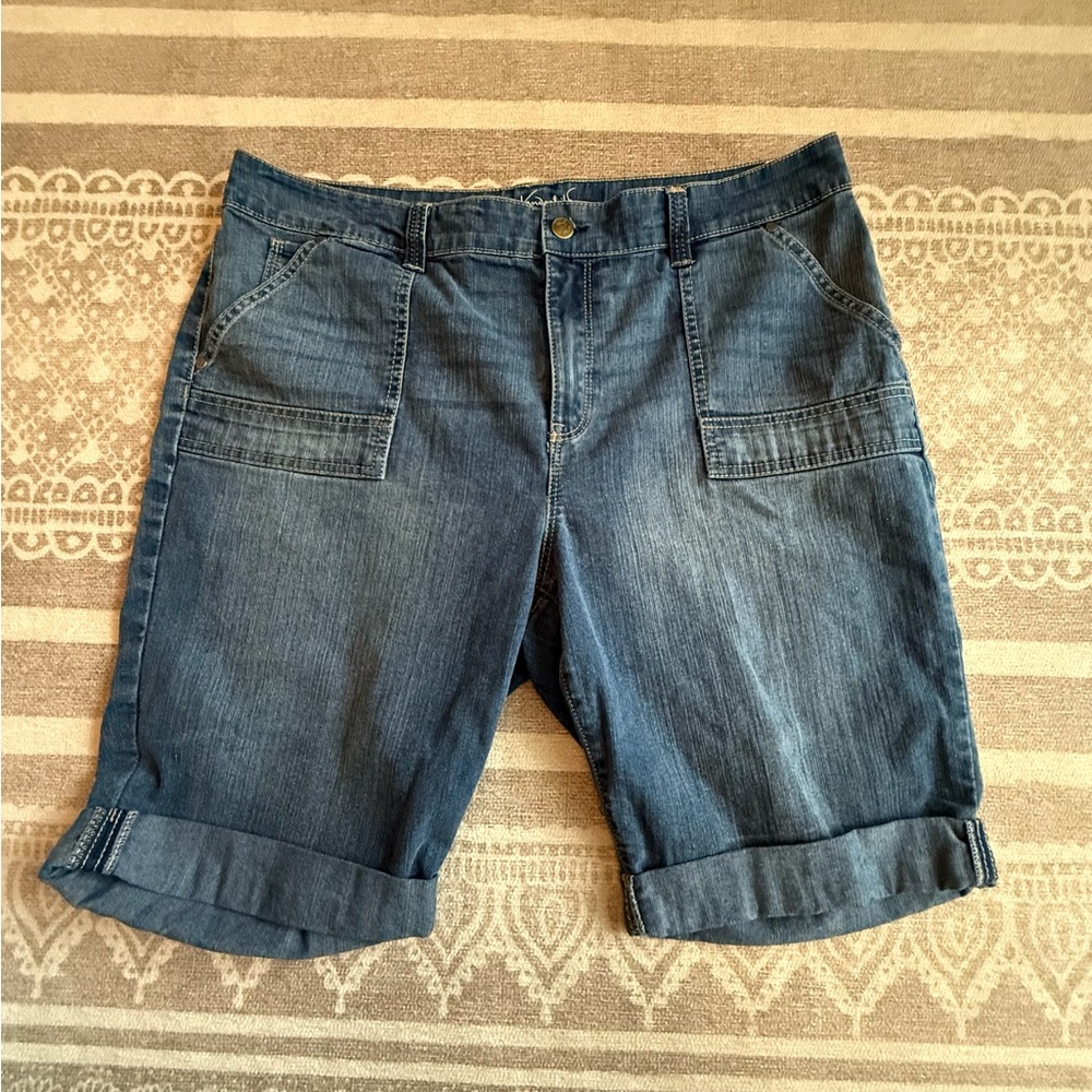 Gloria Vanderbilt Blue Denim Shorts. Size-16